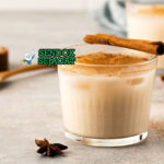 Horchata khas Meksiko berwarna putih susu segar di gelas tinggi dengan es batu, taburan kayu manis, tampak menyegarkan manis wangi