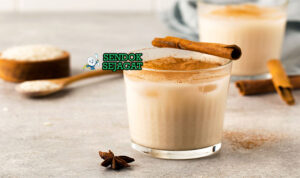 Horchata khas Meksiko berwarna putih susu segar di gelas tinggi dengan es batu, taburan kayu manis, tampak menyegarkan manis wangi