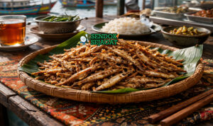 Ikan bilih goreng khas Padang dengan ikan kecil renyah keemasan, disajikan hangat di piring bersama sambal ijo dan nasi putih