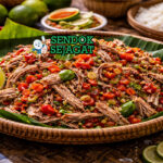 Ikan cakalang suwir dabu-dabu khas Manado dengan suwiran ikan asap dicampur tomat, bawang merah, dan cabai rawit pedas, disajikan hangat di mangkuk bersama nasi putih