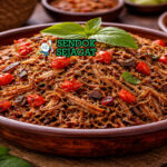 Ikan roa asap suwir khas Manado dengan suwiran ikan asap dicampur tomat, bawang merah, dan cabai rawit pedas, disajikan hangat di mangkuk bersama nasi putih