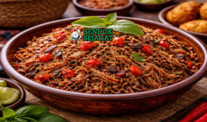 Ikan Roa Asap Suwir Siap Sajian dengan Pedas Menggoda Ikan roa asap suwir khas Manado dengan suwiran ikan asap dicampur tomat, bawang merah, dan cabai rawit pedas, disajikan hangat di mangkuk bersama nasi putih