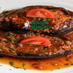 Imam bayildi khas Turki dengan terong lembut diisi tumisan bawang tomat mengkilap, tampak gurih asam menggugah selera