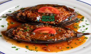 Imam bayildi khas Turki dengan terong lembut diisi tumisan bawang tomat mengkilap, tampak gurih asam menggugah selera