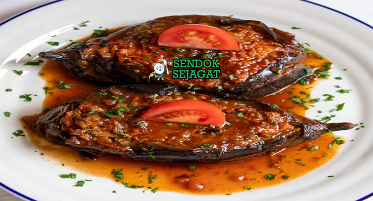 Imam bayildi khas Turki dengan terong lembut diisi tumisan bawang tomat mengkilap, tampak gurih asam menggugah selera