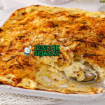 Janssons Frestelse Siap Saji Hangat Janssons Frestelse khas Swedia dengan lapisan kentang iris lembut, anchovy gurih, bawang karamel, atas roti parut kecokelatan renyah, tampak kremi hangat menggugah selera