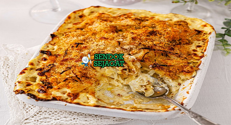 Janssons Frestelse khas Swedia dengan lapisan kentang iris lembut, anchovy gurih, bawang karamel, atas roti parut kecokelatan renyah, tampak kremi hangat menggugah selera