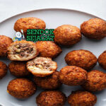 Kibbeh khas Lebanon berbentuk torpedo renyah kecokelatan, isi daging bawang pinus gurih, tampak hangat menggugah selera