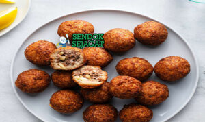 Kibbeh khas Lebanon berbentuk torpedo renyah kecokelatan, isi daging bawang pinus gurih, tampak hangat menggugah selera