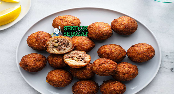 Kibbeh khas Lebanon berbentuk torpedo renyah kecokelatan, isi daging bawang pinus gurih, tampak hangat menggugah selera