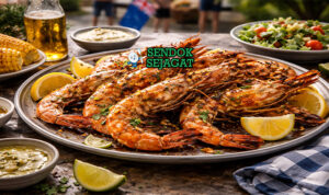 King Prawns on the Barbie khas Australia dengan udang besar panggang keemasan oles garlic butter, disajikan hangat di piring bersama irisan lemon dan peterseli