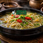 Kongnamul Guk khas Korea dengan kuah bening berisi kecambah kedelai kriuk, daun bawang, dan bawang putih, disajikan hangat di mangkuk putih