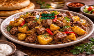 Hidangan kuurdak khas Kirgizstan disajikan hangat dengan daging empuk, kentang gurih, dan taburan bawang segar di meja makan