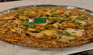 Maftoul khas Palestina dengan couscous besar kenyal, daging empuk, wortel chickpea, kuah rempah kental, tampak gurih hangat menggugah selera