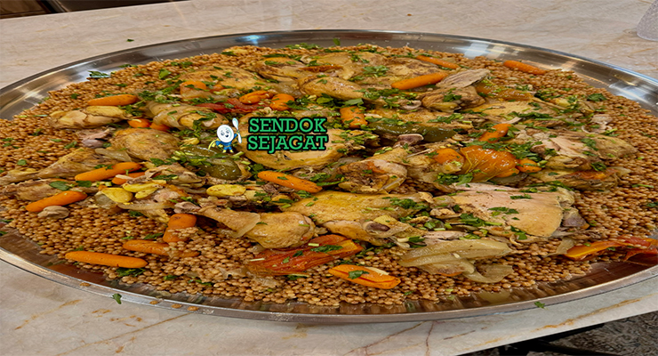 Maftoul khas Palestina dengan couscous besar kenyal, daging empuk, wortel chickpea, kuah rempah kental, tampak gurih hangat menggugah selera