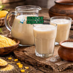 Mageu khas Afrika Selatan dengan minuman jagung fermentasi asam creamy putih segar di gelas, tampak menyegarkan gurih menggugah selera