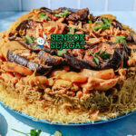 Maqluba khas Lebanon dibalik dengan lapisan nasi kuning harum, daging empuk, terong tomat segar, tampak gurih menggugah selera