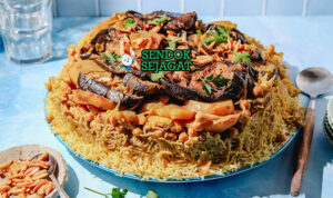 Maqluba khas Lebanon dibalik dengan lapisan nasi kuning harum, daging empuk, terong tomat segar, tampak gurih menggugah selera
