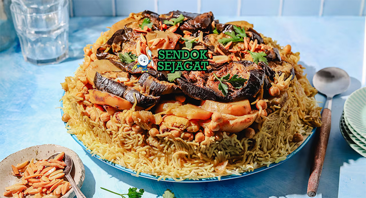 Maqluba khas Lebanon dibalik dengan lapisan nasi kuning harum, daging empuk, terong tomat segar, tampak gurih menggugah selera