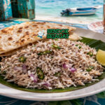 Mas huni khas Maladewa dengan campuran tuna suwir kelapa parut bawang dan cabai hijau, disajikan segar di mangkuk putih bersama roshi tipis