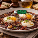 Oeufs en Meurette Siap Sajian dengan Telur Lumer Menggoda Oeufs en Meurette khas Prancis dengan telur poached kuning lumer di atas saus anggur merah kental berisi bacon, jamur, dan bawang, disajikan hangat di piring putih