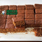 Parkin khas Yorkshire berwarna cokelat gelap lembut kenyal, potong kotak dengan tekstur oat terlihat, tampak manis hangat menggugah selera