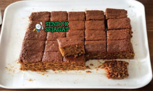 Parkin khas Yorkshire berwarna cokelat gelap lembut kenyal, potong kotak dengan tekstur oat terlihat, tampak manis hangat menggugah selera