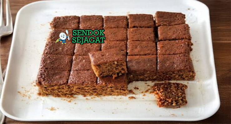 Parkin khas Yorkshire berwarna cokelat gelap lembut kenyal, potong kotak dengan tekstur oat terlihat, tampak manis hangat menggugah selera