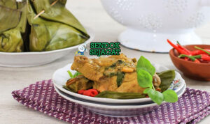 Pepes Ayam Kemangi khas Jawa Barat dibungkus daun pisang, ayam santan kental dengan kemangi segar, tampak gurih harum menggugah selera