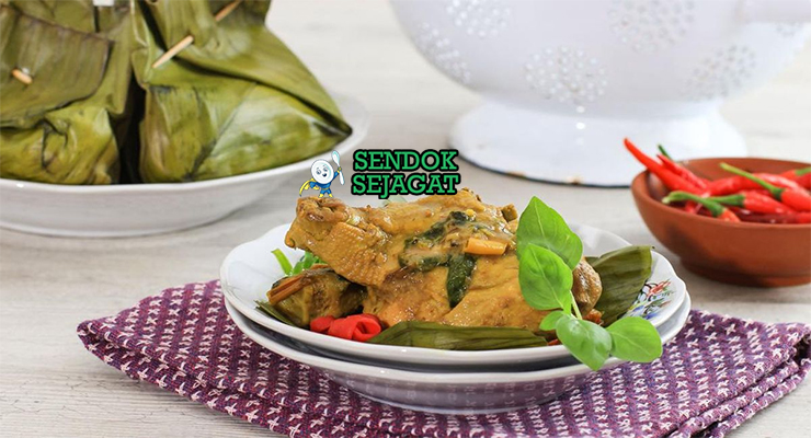 Pepes Ayam Kemangi khas Jawa Barat dibungkus daun pisang, ayam santan kental dengan kemangi segar, tampak gurih harum menggugah selera
