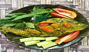 Pepes Ikan Mas khas Jawa Barat dibungkus daun pisang, ikan santan kental dengan kemangi segar, tampak gurih harum menggugah selera