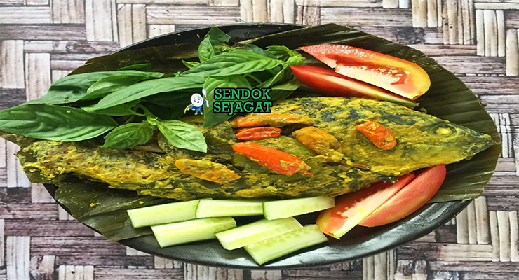 Pepes Ikan Mas khas Jawa Barat dibungkus daun pisang, ikan santan kental dengan kemangi segar, tampak gurih harum menggugah selera
