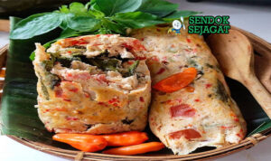 Pepes Tahu Udang khas Jawa Barat dibungkus daun pisang, tahu dan udang dengan kemangi segar, tampak gurih harum menggugah selera