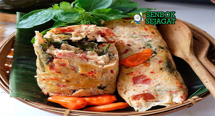 Pepes Tahu Udang khas Jawa Barat dibungkus daun pisang, tahu dan udang dengan kemangi segar, tampak gurih harum menggugah selera