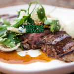 Pepperberry Beef Steak Siap Saji Pepperberry Beef Steak khas Australia dengan daging sapi panggang juicy kecokelatan, taburan pepperberry pedas fruity, tampak gurih hangat menggugah selera