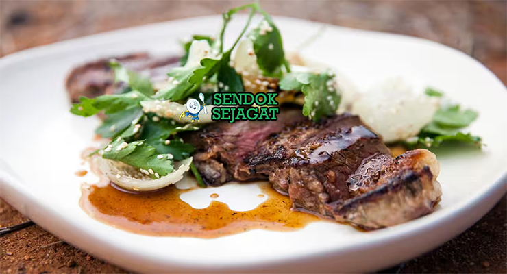 Pepperberry Beef Steak khas Australia dengan daging sapi panggang juicy kecokelatan, taburan pepperberry pedas fruity, tampak gurih hangat menggugah selera
