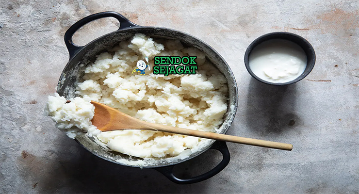 Phutu khas Afrika Selatan dengan nasi jagung kukus lembut mengembang, tampak gurih hangat menggugah selera