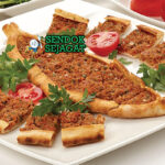 Pide khas Turki berbentuk perahu dengan pinggir renyah emas, isi daging cincang tomat bawang gurih, tampak hangat menggugah selera