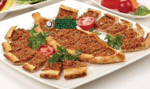 Pide khas Turki berbentuk perahu dengan pinggir renyah emas, isi daging cincang tomat bawang gurih, tampak hangat menggugah selera