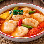 Pindang Kemplang Siap Saji Hangat Pindang Kemplang khas Palembang dengan kemplang lembut menyerap kuah asam segar kuning, tampak gurih hangat menggugah selera