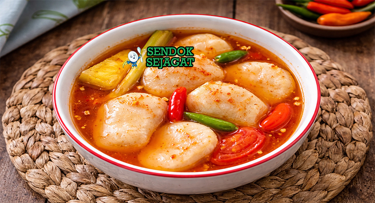 Pindang Kemplang khas Palembang dengan kemplang lembut menyerap kuah asam segar kuning, tampak gurih hangat menggugah selera