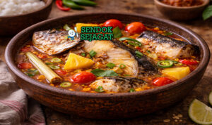 Pindang Pegagan khas Palembang dengan ikan patin empuk, kuah asam segar kuning daun pegagan, tampak gurih hangat menggugah selera