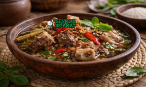 Pindang Tetelan khas Jawa Tengah dengan tetelan daging sapi empuk lepas tulang, kuah asam segar kuning belimbing wuluh, tampak gurih hangat menggugah selera