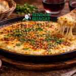 Provoleta khas Argentina keju provolone panggang meleleh dengan oregano dan cabai, disajikan hangat bersama roti dan chimichurri