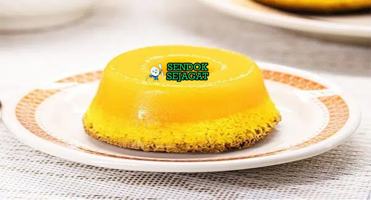 Quindim khas Brasil berwarna kuning cerah mengkilap, tekstur lembut creamy dengan kelapa parut, tampak manis gurih menggugah selera