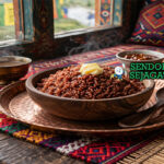 Red rice khas Bhutan dengan butir nasi merah kenyal beraroma mentega dan bawang, disajikan hangat di mangkuk sederhana ala rumah Bhutan