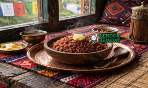 Red rice khas Bhutan dengan butir nasi merah kenyal beraroma mentega dan bawang, disajikan hangat di mangkuk sederhana ala rumah Bhutan