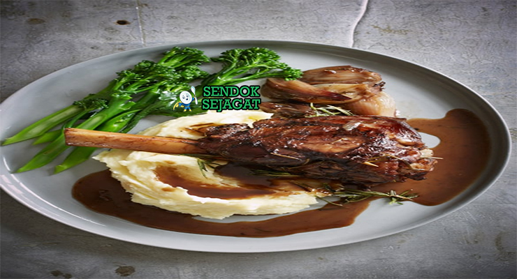 Saltbush Lamb Shanks khas Australia dengan kaki domba empuk meleleh dari tulang, saus kental rempah bush, tampak gurih hangat menggugah selera