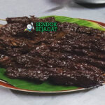 Tusuk Sate Kerbau khas Kudus dengan daging kerbau kecokelatan, bumbu kecap manis pedas, tampak gurih empuk menggugah selera