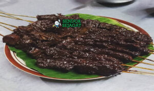Tusuk Sate Kerbau khas Kudus dengan daging kerbau kecokelatan, bumbu kecap manis pedas, tampak gurih empuk menggugah selera